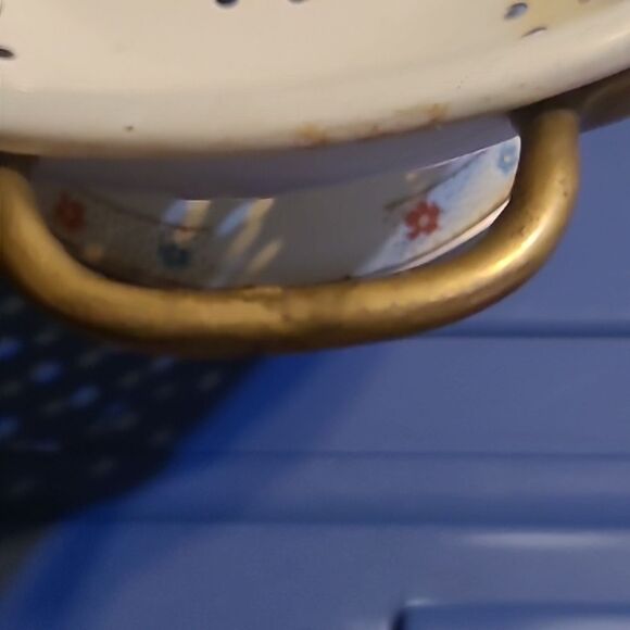 Kamenstein Floral Enanamel Colander with Gold Handles - Picture 9 of 16